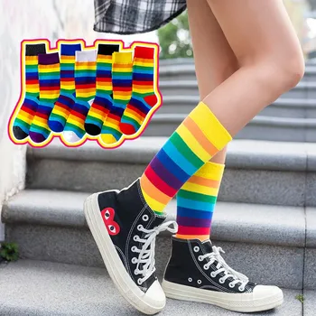 1 Çift Yeni Varış Pamuk Esneklik Ter Kadınlar Uzun Çorap Şeker Renkler Gökkuşağı Çizgili Sportif Meias Retro Harajuku Rahat Çorap