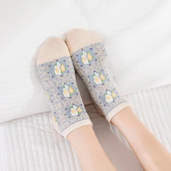 Kadın Çorap Pamuk Retro Üç Boyutlu Jakarlı Moda Edebi Mahkemesi Tarzı Nefes Renk Eşleştirme Trend Tasarımcı Kız